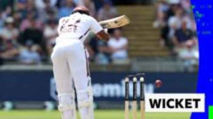 'That's a bad leave' - Hodge bowled by Woakes