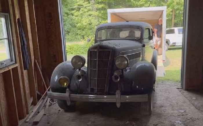 They Found a 1935 Chrysler in a Home Bedroom, Now They Wash It for the First Time in Ages