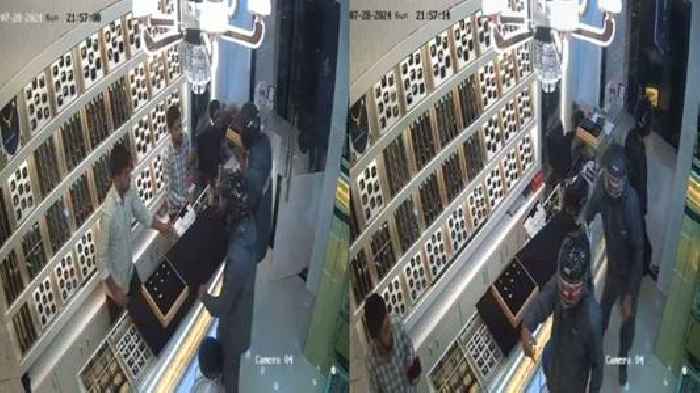 Three armed robbers steal jewellery worth Rs 12 lakhs from Navi Mumbai store