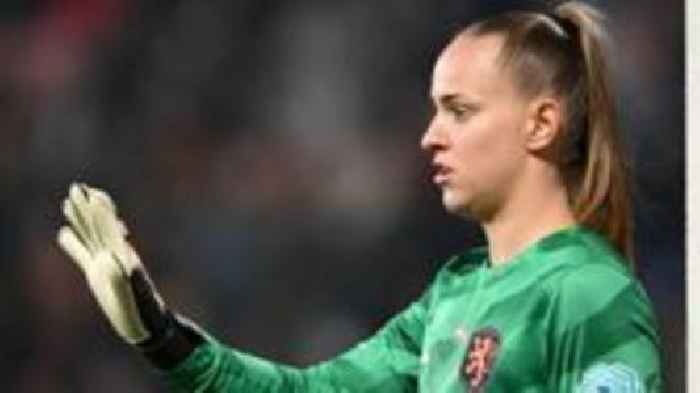 Arsenal sign Aston Villa goalkeeper Van Domselaar