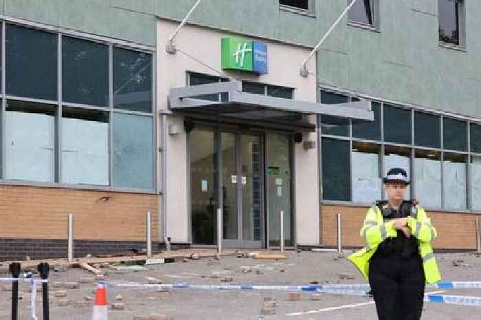 Tamworth Holiday Inn Express riot live as Home Secretary vows 'reckoning' for mobs after night of chaos