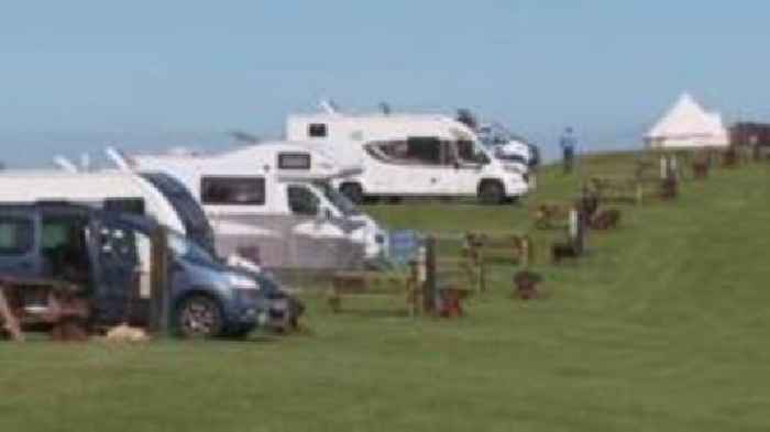 Talu am wyliau carafán na sy'n bodoli 'yn dorcalon'