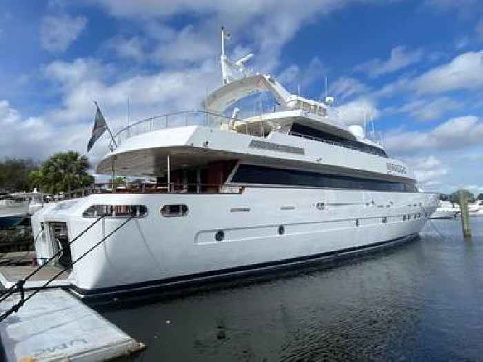 Impeccable Classic Yacht Sold in Fort Lauderdale for Pocket Change