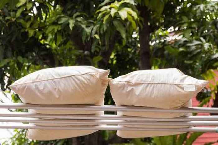 How to remove yellow stains from pillows in 10 minutes without bleach or vinegar