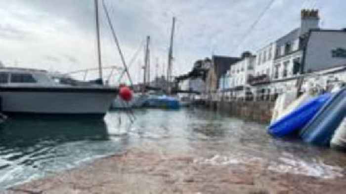 Orange weather warning for high tides and wind
