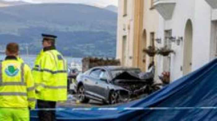 Two pedestrians and driver dead after car crash