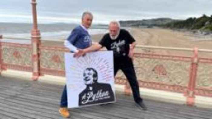 Sêr Monty Python yn codi arian am gerflun o Terry Jones