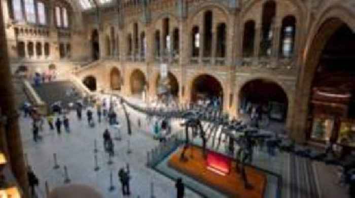 Museums' security guards threaten strike action