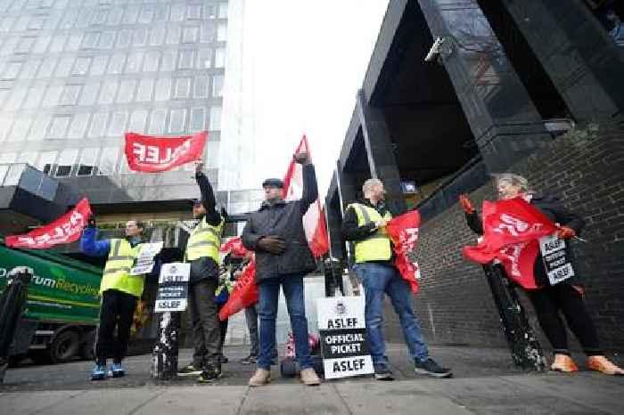 Train drivers accept pay deal to end two years of UK rail strikes