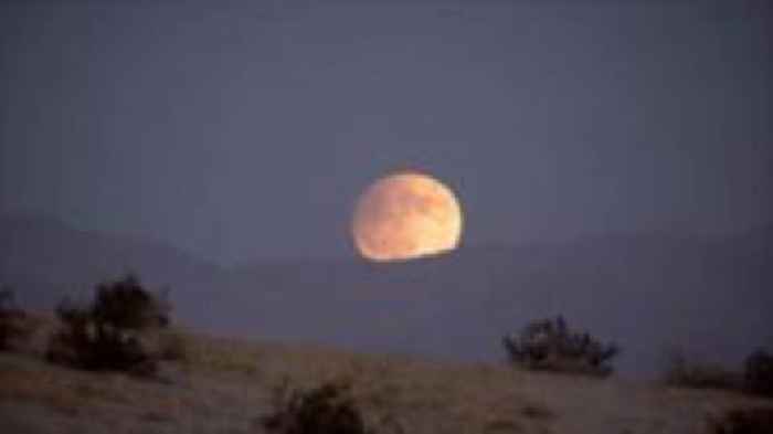 Timelapse video shows supermoon rising over California