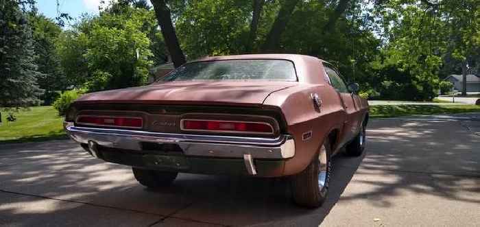 1971 Dodge Challenger Spends Over 30 Years in a Barn, Good News Under the Hood