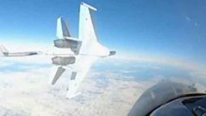 Moment Russian fighter jet swoops past US aircraft