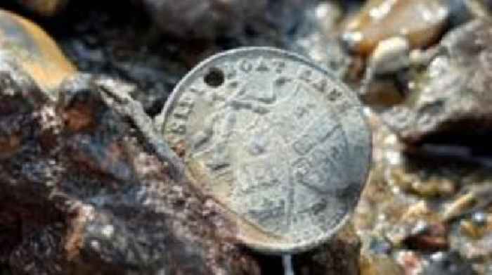 Mudlarks find 152-year-old 'dismal' Boat Race medal