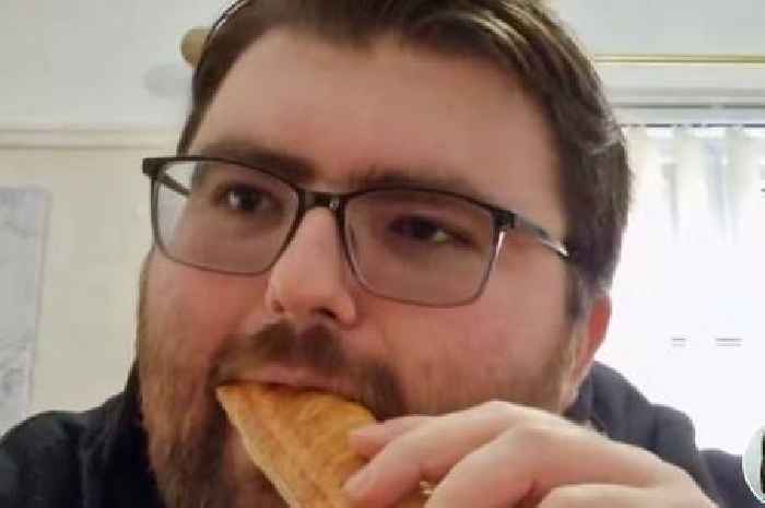 American tries Greggs' sausage roll for the first time - leaving Brits in stitches