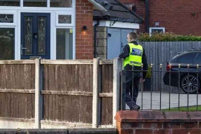 Prisoner 'on the run in handcuffs' after escaping from hospital while receiving treatment