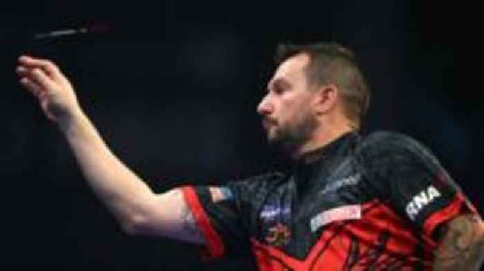 Clayton sets up Humphries World Grand Prix quarter-final