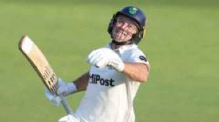 Glamorgan player of the year Ingram signs new deal