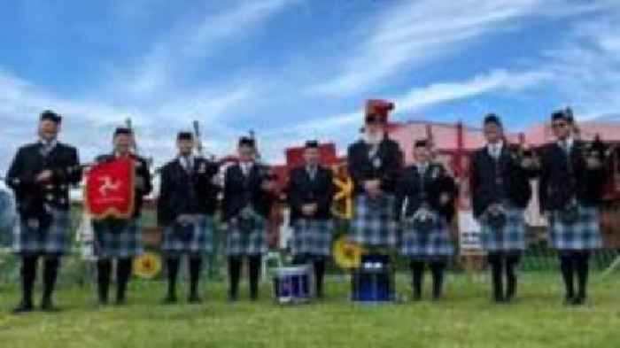 Concert celebrates 40 years of Manx pipe band