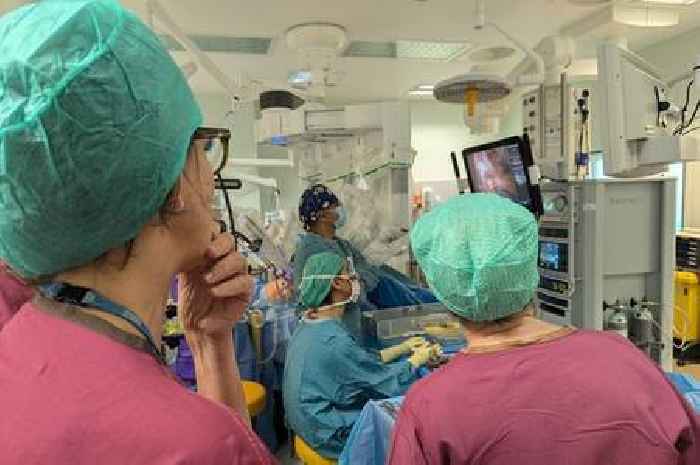 Karin Smyth MP praises 'incredible' robotic surgery at Southmead Hospital