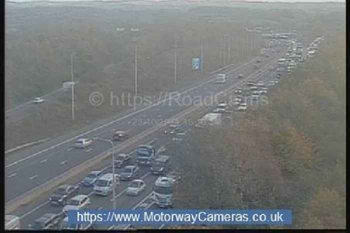 Live M1 updates after crash shuts 2 lanes in Leicestershire