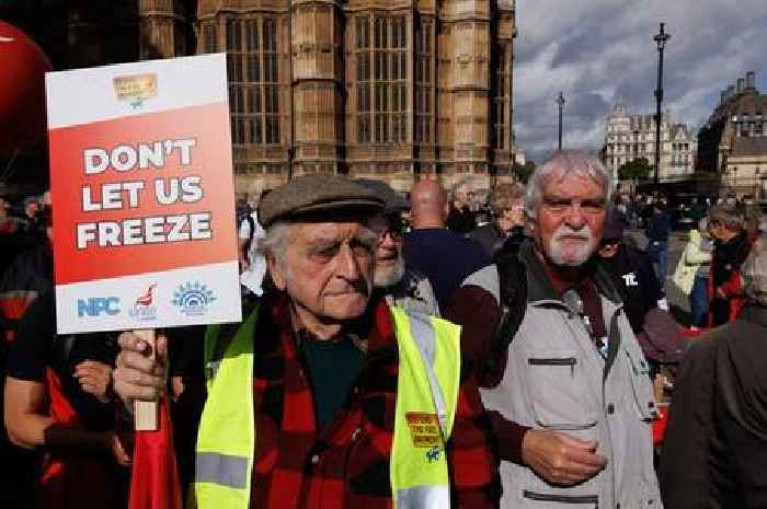 Government urged to pay homeowners £10 everyday weather is bad to tackle energy bills crisis