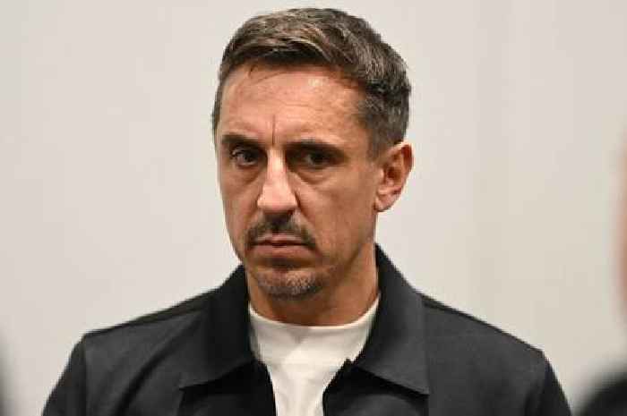 Gary Neville disagrees with Mike Dean on controversial Man United red card escape vs Chelsea