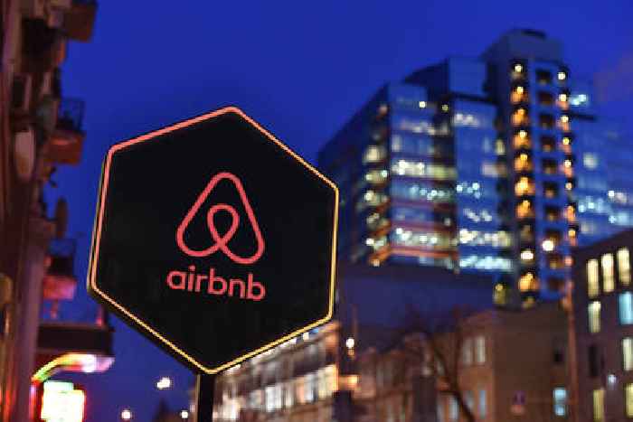 Airbnb stock sits and waits for earnings: buy or sell?