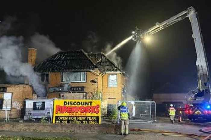 Abandoned Essex pub hit by huge fire in midnight arson attack