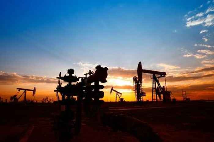 Oil prices fall over 1% as supply risks ease, weekly gains remain