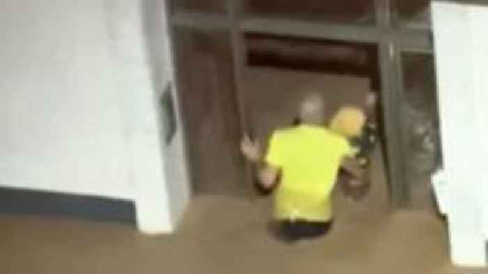 Man seen rescuing trapped children in Valencia floods