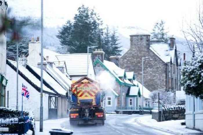 UK set to wake up to '800 mile' snow with up to 19 inches predicted