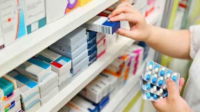 Pharmacies could shut at weekends and evenings over funding row