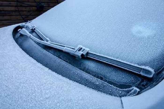 Two methods defrost your windscreen of ice in seconds