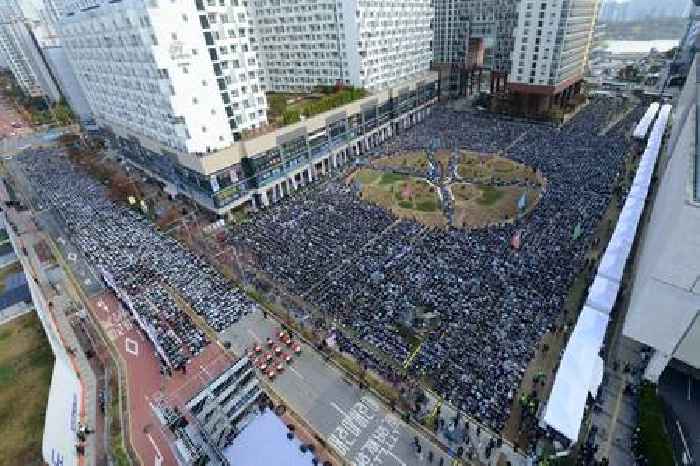  Shincheonji Gathers 25,000 for Peaceful Rally Supporting Religious Freedom at Gyeonggi-do Provincial Government