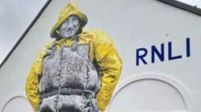 Mural of medal-winning RNLI coxswain dedicated