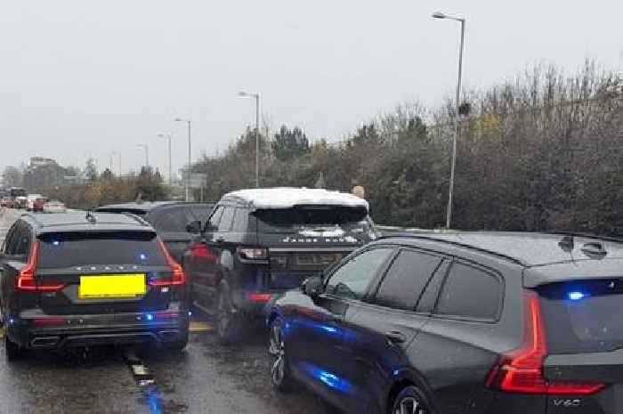 A34 drama as police surround Range Rover and traffic stopped