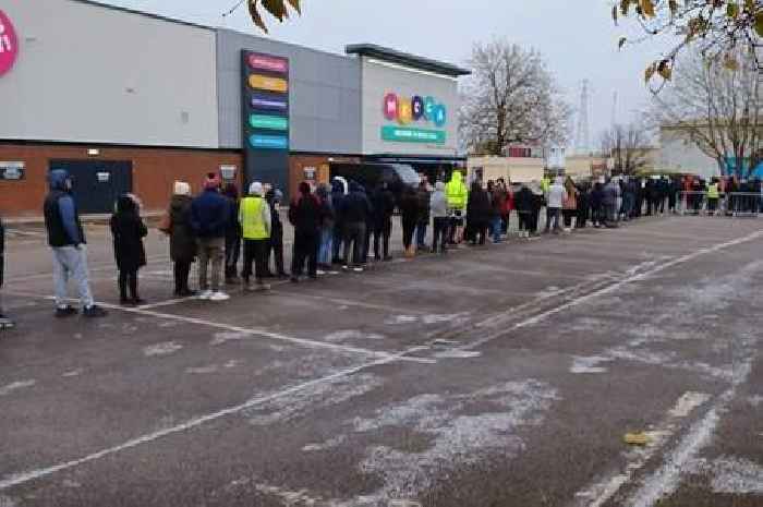 Hull potato fans queue for free lavish caviar and lobster-topped spuds 'worth £50'