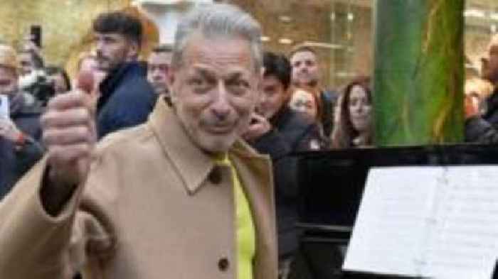 Jeff Goldblum plays piano at London rail station