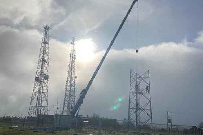 Iconic huge mast on landmark beauty spot removed by police over 'danger' fears