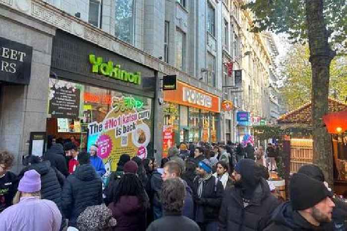 Huge queues on Birmingham New Street as two new restaurants open