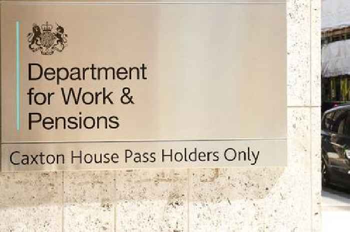 DWP one month warning as people could miss out on £300 payments