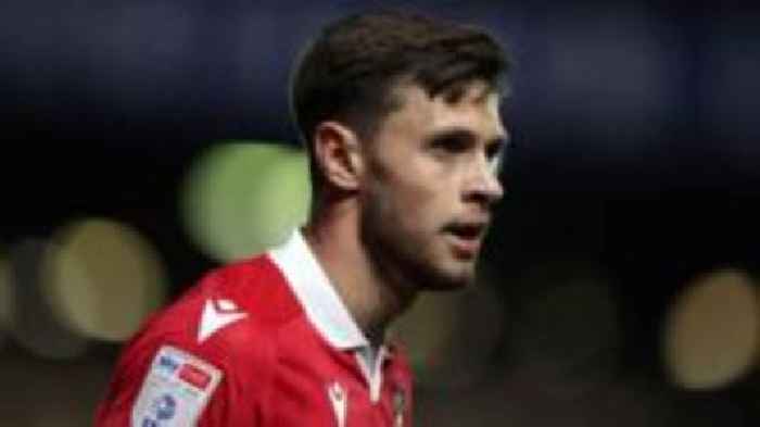 Barnett signs new Wrexham deal