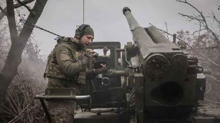 Ukraine frontline at risk of 'collapse' as Russian troops advance towards key town