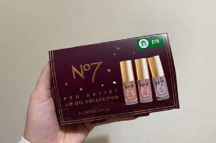 I tried the new No7 'luxurious' Pro Artist lip oil and it's perfect for Christmas parties