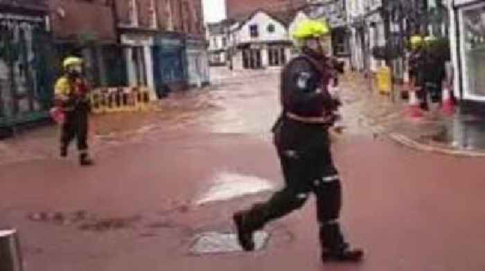 'Everyone get back!' - Video captures moment town floods