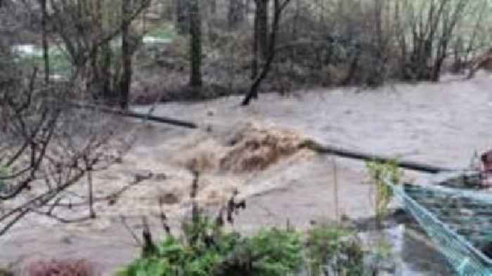 Storm Bert: Dros 100 o rybuddion llifogydd ar draws Cymru