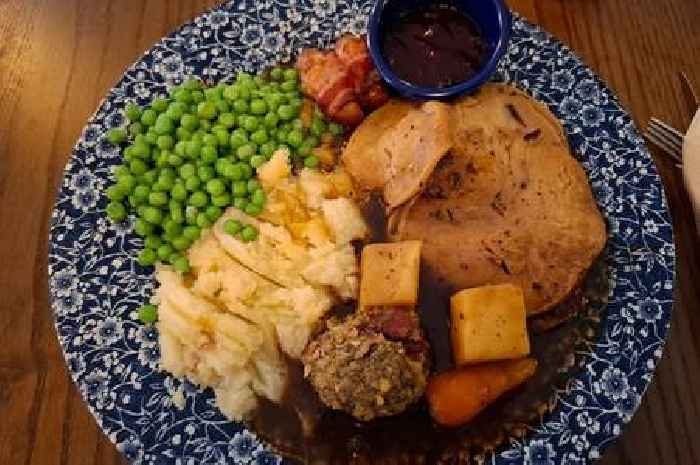 I tried mighty Wetherspoon pub's Christmas dinner for under £14