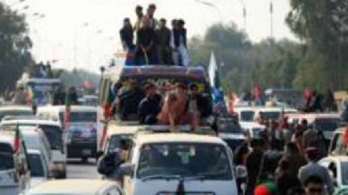 Thousands of Imran Khan supporters converge on Pakistan capital