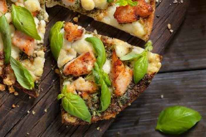 Quick pesto chicken flatbread recipe packed with protein is under 500 calories
