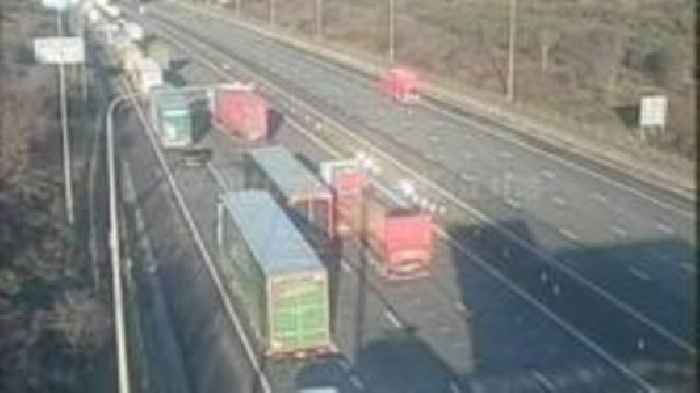 M25 disruption continues after fatal crash